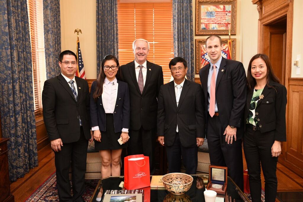 CG LQH and Consulate staff met visit Arkansas Governor Asa Hutchinson August 16 2017.JPG