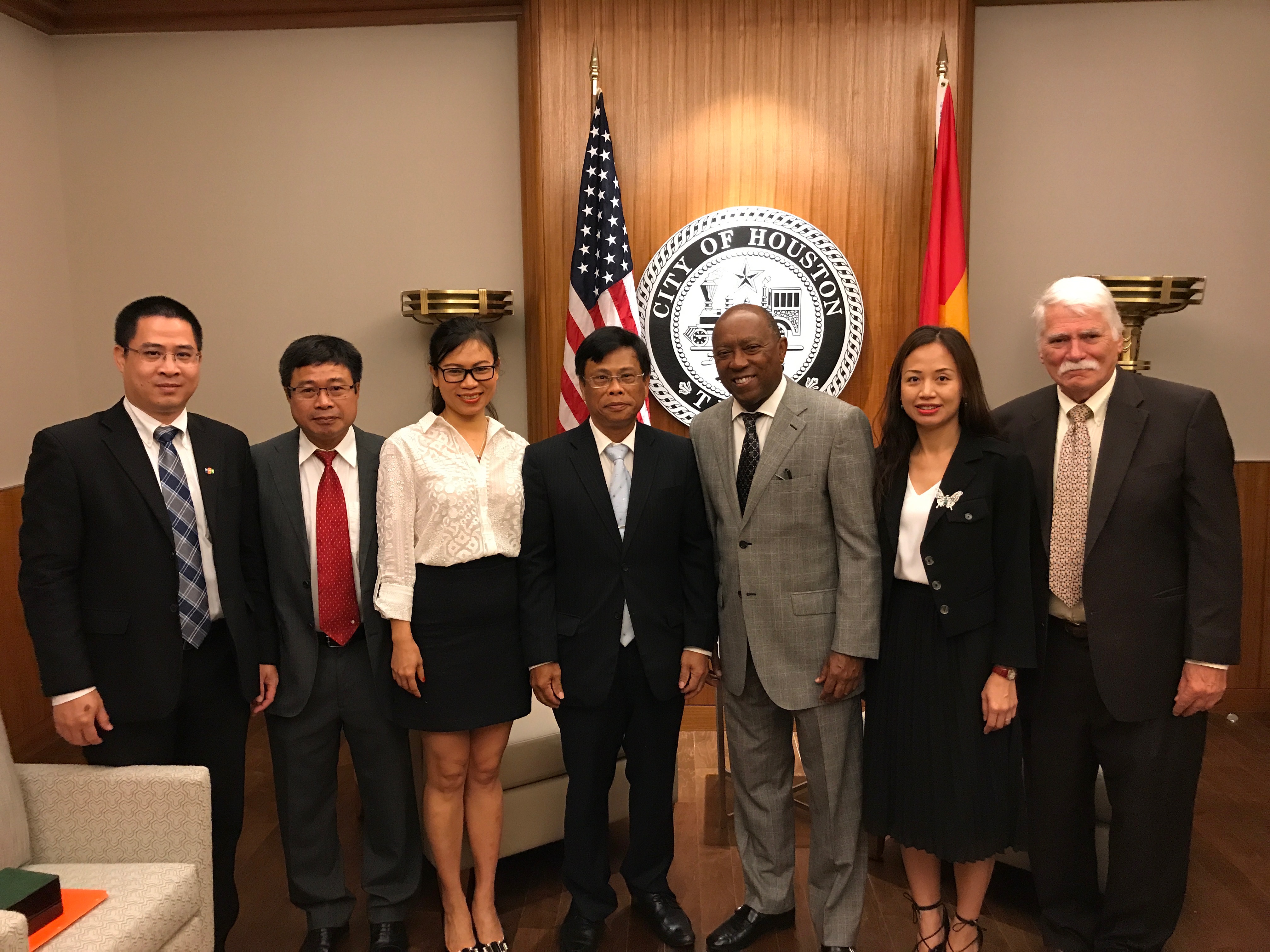 CG LQH and Consulate staff visits Houston Mayor Sylvester Turner and staff August 15 2017.JPG